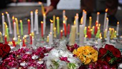 Lidé v Indii truchlí za mrtvou studentku, která byla brutáln znásilnna esticí mu.
