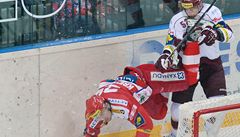 Slavia Praha - Sparta Praha. Luká Krenelok ze Slavie (vlevo) a Radek Philipp ze Sparty