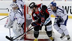 Hokejista Fribourgu Christian Dube (uprosted) a Ondej Roman (vpravo) s  brankáem Filipem indeláem z Vítkovic