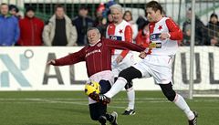 Silvestrovské derby Sparta - Slavia. Petr Slaný ze Sparty (vlevo) a Lubo� Zákostelský ze Slavie p�i utkání hrá�� nad 45 let