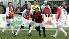 Silvestrovské derby Sparta - Slavia. �im�nek ze Slavie (vlevo) a Julius Bielik ze Sparty bojují o mí� p�i utkání hrá�� nad 45 let