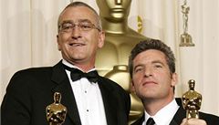 Mike Hopkins (vlevo) na snímku pi pebírání Oscara