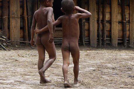 Kanibalismus je na Papui-Nové Guinei pomrn rozíenou praxí, jeho obmi se stávají i dti (ilustraní fotografie)