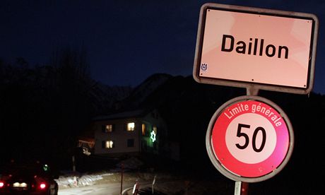 Ve výcarské vesnici Daillon zastelil ticetiletý mu ti lidi, dalí dva zranil.