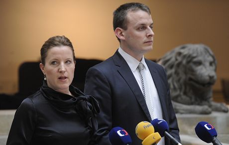Ji bývalá ministryn obrany Karolína Peake a poslanec Viktor Paggio 18. prosince na tiskové konferenci strany LIDEM v Poslanecké snmovn v Praze. 