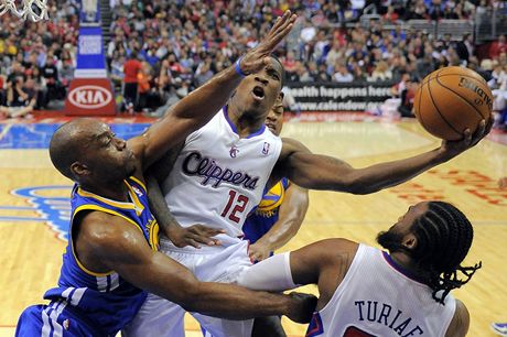 Basketbalisté Los Angeles Clippers Eric Bledsoe (uprosted) a Ronny Turiaf (vpravo). Vlevo je Carl Landry z Golden State Warriors