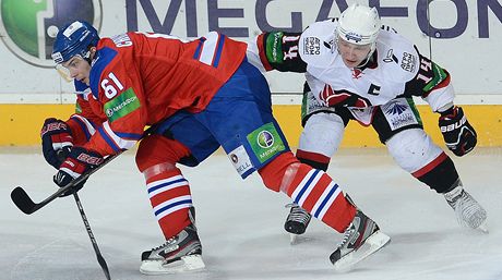 Lev Praha - Jekatrinburg. Eric Christensen z týmu Lev Praha (vlevo) a Alexej Simakov z Jekatrinburgu