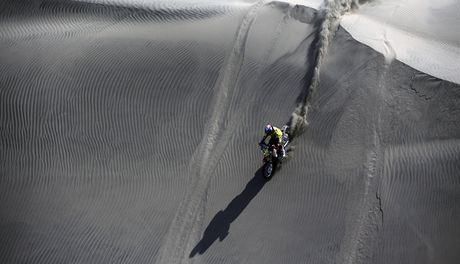 Motocyklový závodník Claudio Rodríguez z Chile na Rallye Dakar
