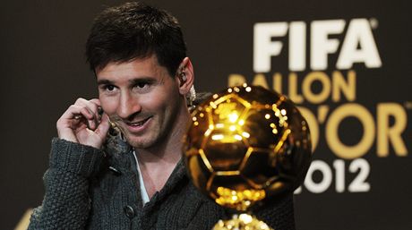 Argentinec Lionel Messi z Barcelony se Zlatým míem, trofejí pro nejlepího fotbalistu svta