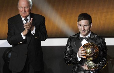 éf FIFA Sepp Blatter (vlevo) a vítz ankety Zlatý mí Lionel Messi