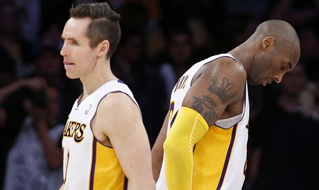 Basketbalisté Los Angeles Lakers Steve Nash (vlevo) a Kobe Bryant