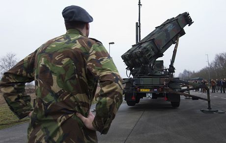 Nizozemská armáda pedvádí raketový systém Patriot ped odletem k turecko-syrské hranici.