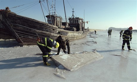 ínu trápí rekordní mrazy, led uvznil na moi 1000 lodí