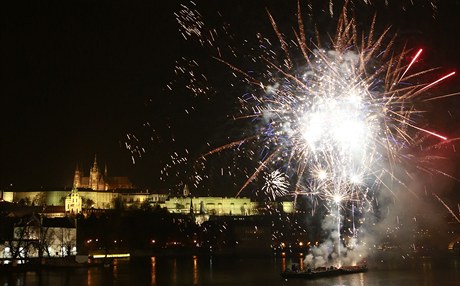 Pyrotechnická show vyvrcholila svtelnými gejzíry, které létaly k nebi za doprovodu Smetanovy Vltavy. 