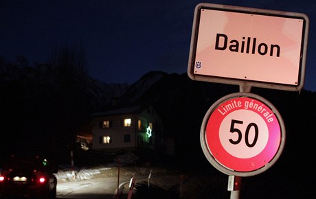 Ve výcarské vesnici Daillon zastelil ticetiletý mu ti lidi, dalí dva zranil.