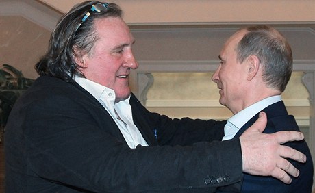 Depardieu piletl do Ruska, prezident Putin ho vítá jako nového obana.