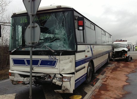 Nehoda linkového autobusu a dodávky na kruhovém objezdu v obci Zápy u Prahy. 