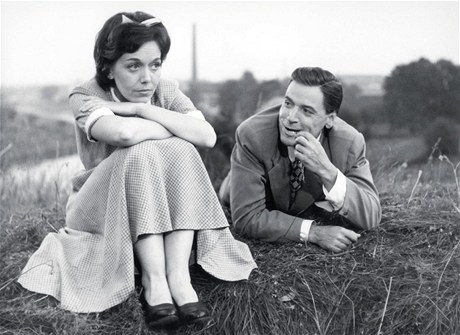 Komedii Einstein kontra Babinský natoil pozdjí ivotní partner Jiiny Jiráskové Zdenk Podskalský. Na snímku s Josefem Bekem, 1963.