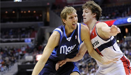 eský basketbalista Washingtonu Wizards Jan Veselý (vpravo) a Dirk Nowitzki z Dallasu Mavericks 