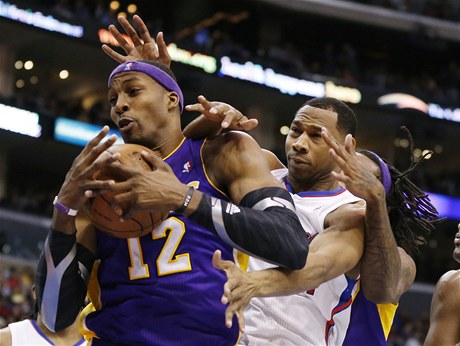 Basketbalista Los Angeles Lakers Dwigth Howard (vlevo) a Willie Green z Clippers