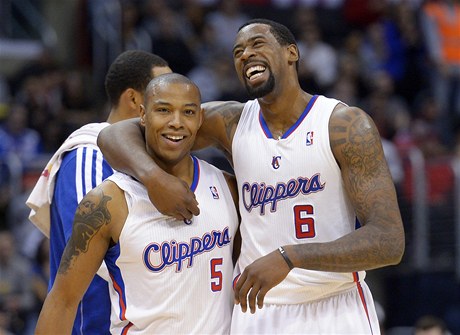 Basketbalisté Los Angeles Clippers  DeAndre Jordan (vpravo) a Caron Butler 