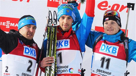 Biatlonisté - zleva Ondřej Moravec (Česko), Dmitrij Malyško (Rusko) a Jevgenij Garaničev (Rusko)