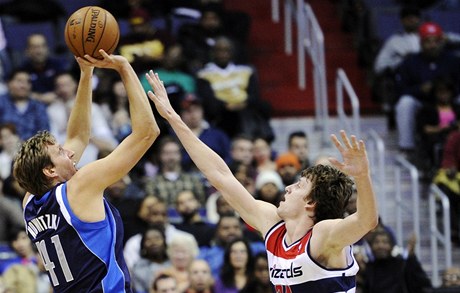 eský basketbalista Washingtonu Wizards Jan Veselý a Dirk Nowitzki z Dallasu Mavericks