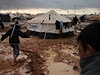 Syrtí uprchlíci se brodí bahnem v táboe v Jordánsku. 