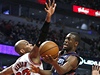 Basketbalista Charlotte Bobcats Kemba Walker (vpravo) a Taj Gibson z Chicaga Bulls