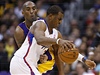 Basketbalista Los Angeles Lakers Kobe Bryant (vlevo) a Chris Paul z Clippers