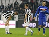 Radost fotbalisty Sampdorie Janov Maura Emanuela Icardiho (vpravo) a smutní hrái Juventusu 