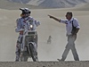 editel Rallye Dakar Etienne Lavigne ukazuje cestu motocyklovému závodníkovi Marku Dabrowskimu z Polska