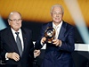 Prezidentovu cenu za mimoádný pínos fotbalu dostal od éfa FIFA Seppa Blattera (vlevo) legendární Franz Beckenbauer