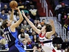 eský basketbalista Washingtonu Wizards Jan Veselý a Dirk Nowitzki z Dallasu Mavericks