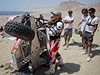 Aléxis Hernández se snaí opravit svou tykolku na Rallye Dakar