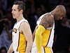 Basketbalisté Los Angeles Lakers Steve Nash (vlevo) a Kobe Bryant