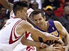 Basketbalista Los Angeles Lakers Steve Nash (vpravo) a Jeremy Lin z Houstonu Rockets