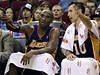 Basketbalisté Los Angeles Lakers Steve Nash (vpravo) a Kobe Bryant