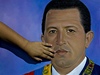 Dít se dotýká Chávezova portrétu. Prezident je ve váném stavu.