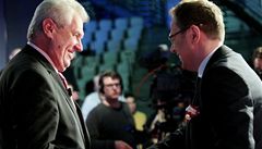 Moderátor Václav Moravec vítá Milo�e Zemana