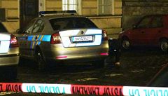 Policisté na�li pod slu�ebními vozy nastra�ené zápalné lahve.