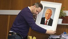 Starosta obce Želechovice nad Dřevnicí Michal Špendlík sundává portrét prezidenta ze zdi ve své pracovně.