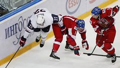 Mlad� hokejista USA Tyler Biggs (vlevo) a �e�t� junio�i Petr �idl�k a Martin Frk