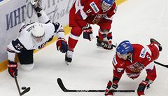 Mlad� hokejista USA Tyler Biggs (vlevo) a �e�t� junio�i Petr �idl�k a Martin Frk