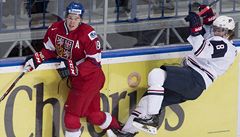 Mladý hokejista USA  Jacob Trouba (vpravo) a �eský junior Tomá� Hertl