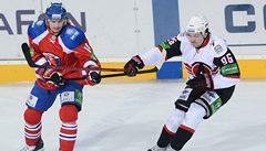 Lev Praha - Jekat�rinburg. Jaroslav Svoboda z týmu Lev Praha (vlevo) a Jevgenij Lapenkov z Jekat�rinburgu