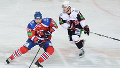 Lev Praha - Jekatrinburg. Mathias Porseland z týmu Lev Praha (vlevo) a Alexandr Strelcov z Jekatrinburgu