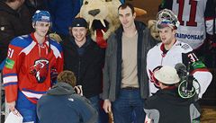 Lev Praha - Jekatrinburg. Jakub Voráek (druhý zleva) a Zdeno Chára (druhý zprava) vyhlaovali nejlepí hráe na závr zápasu. Vlevo je Eric Christensen z týmu Lev Praha vpravo Chris Holt z Jekatrinburgu