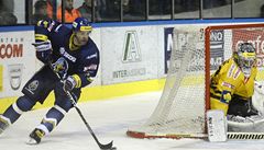 Rytíi Kladno - Litvínov. Jaromír Jágr (vlevo) z týmu Rytíi Kladno a Martin Volke z HC Verva Litvínov