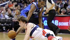 �eský basketbalista Washingtonu Wizards Jan Veselý (dole) a Rodrigue Beaubois z Dallasu Mavericks